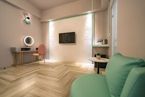 Minibar, decoración personalizada y sistema de insonorización 