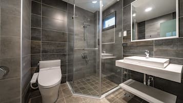 Elite driepersoonskamer, balkon | Badkamer | Een douche, gratis toiletartikelen, een haardroger, pantoffels