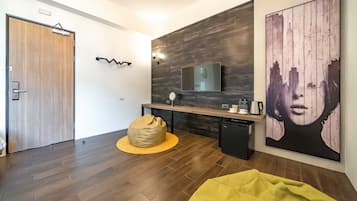 Elite Triple Room, Balcony | Minibar, individually decorated, soundproofing, free WiFi