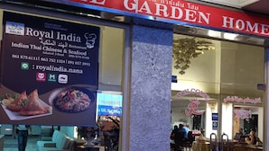 Außenansicht des Restaurants Royal India mit einem Schild, das indische, thailändische, chinesische Küche und Meeresfrüchte anbietet.