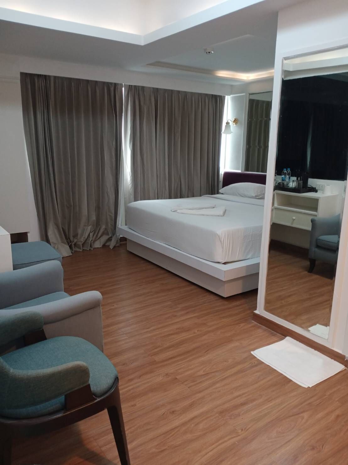 Escritorio y espacio para trabajar con laptop 