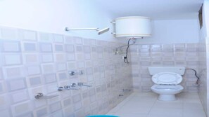 Deluxe Room | Bathroom | Shower, towels - Hotel lords Paradise (Reasi)