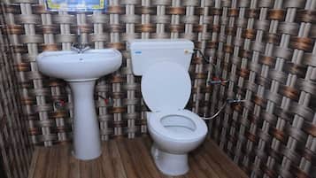 Deluxe Quadruple Room | Bathroom | Shower, towels