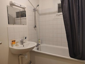 Regadera, toallas, jabón, shampoo