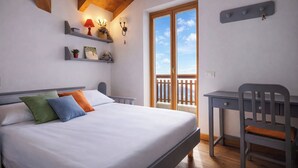 Une chambre à coucher avec un lit, un bureau et un balcon.
