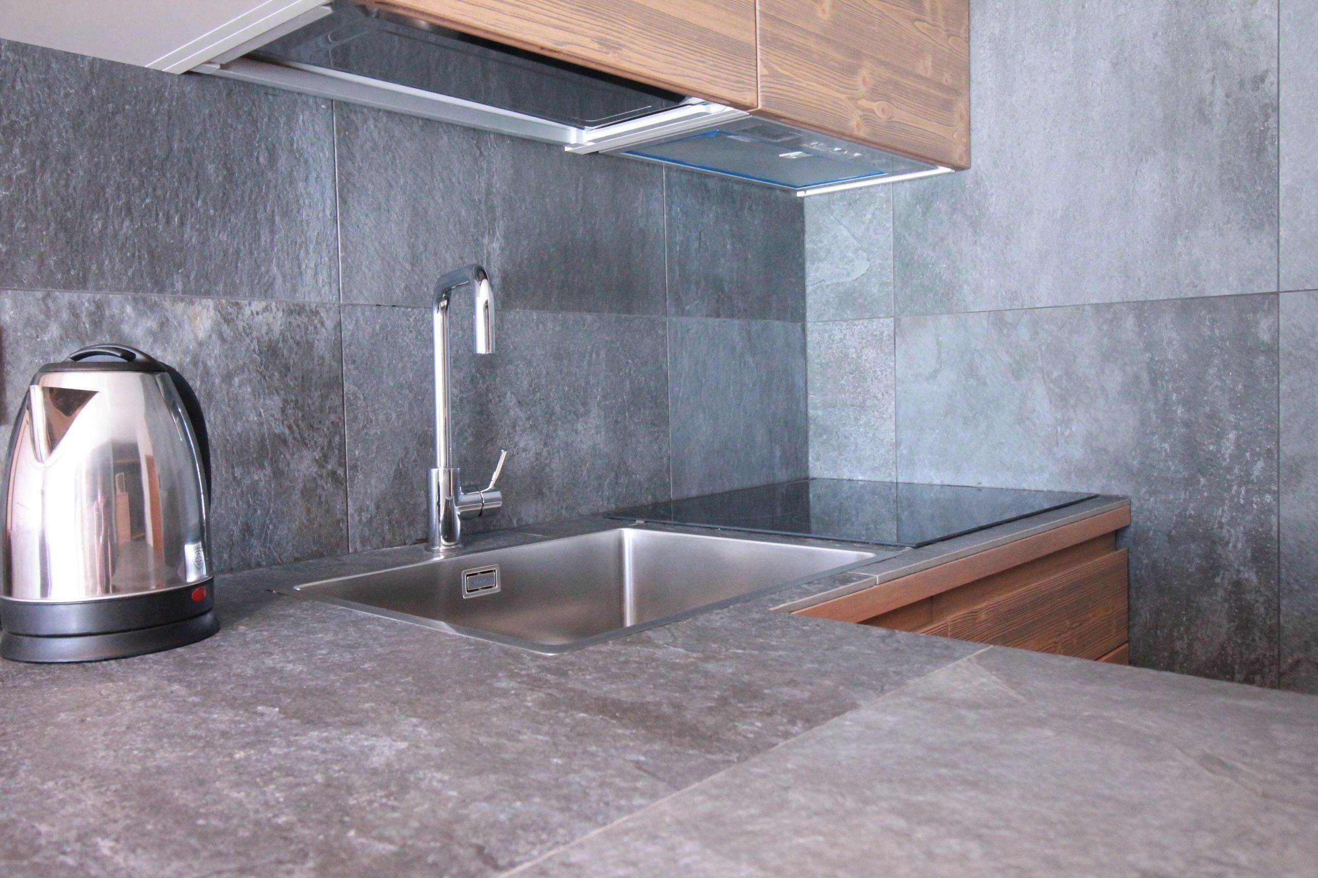 Kühlschrank, Mikrowelle, Herdplatte, Geschirrspüler