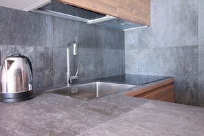 Réfrigérateur, micro-ondes, plaque de cuisson, lave-vaisselle