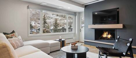 Televisión y chimenea