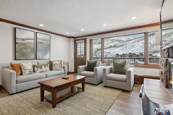 Televisión y chimenea