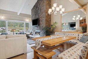 Een televisie en een open haard