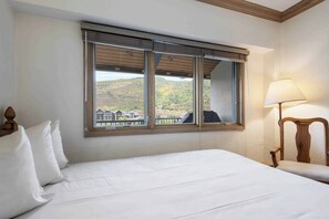 2 bedrooms, desk, WiFi, bed sheets