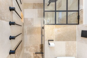 Douche, séchoir à cheveux, serviettes fournies