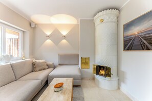 Fernseher, Kamin, Stereoanlage