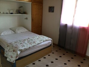 3 habitaciones, tabla de planchar con plancha y cuna de viaje 