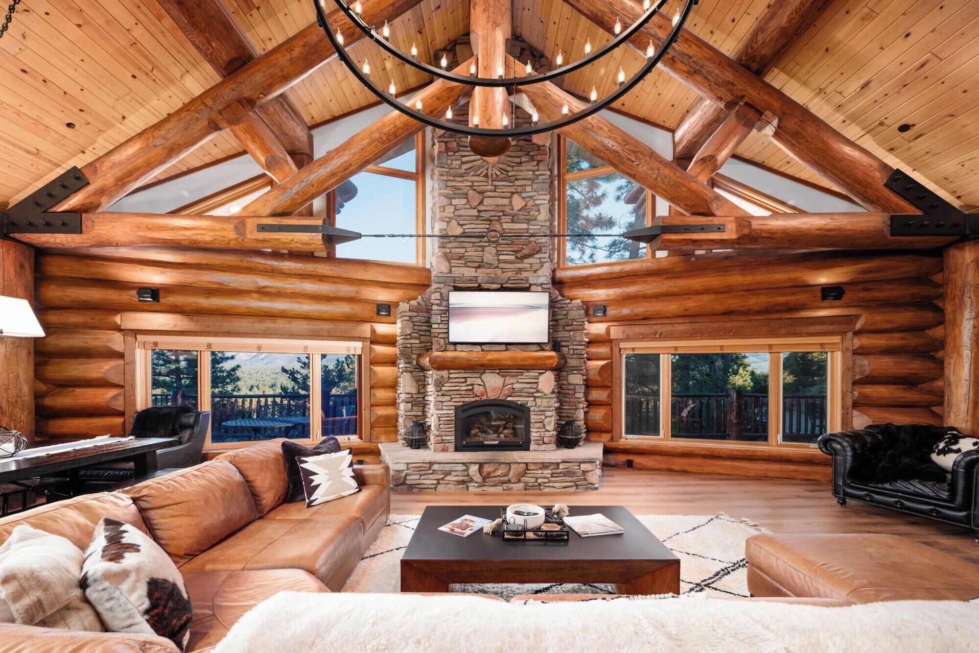 Eastwood Lodge by Destination Big Bear: Luxury Log Cabin! Game Room! Spa! Theater! Pet Friendly!