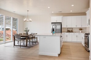 House, 4 Bedrooms | Private kitchen