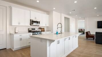 House, 4 Bedrooms | Private kitchen