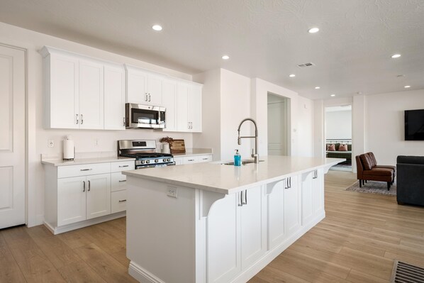 House, 4 Bedrooms | Private kitchen