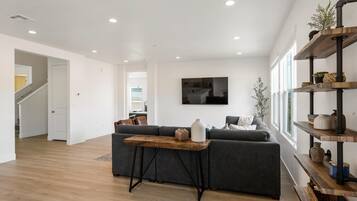 House, 4 Bedrooms | Living room