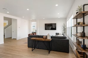 House, 4 Bedrooms | Living room