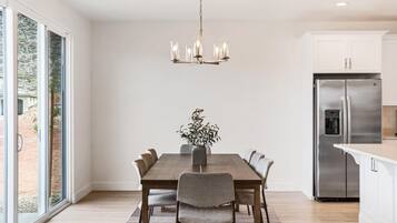 House, 4 Bedrooms | Dining