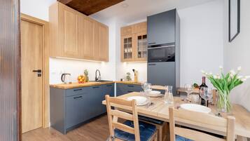 Departamento, 1 habitación, balcón, vista a la montaña | Cocina privada | Microondas, lavavajillas y utensilios de cocina