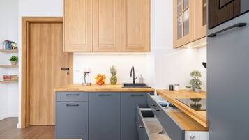 Apartment, 1 Bedroom, Balcony, Mountain View | Private kitchen | Microwave, dishwasher, cookware/dishes/utensils