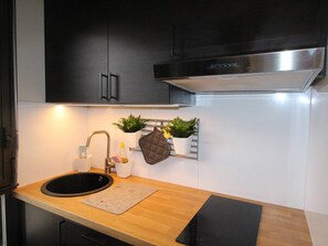 Réfrigérateur, four à micro-ondes, un four, surface de cuisson