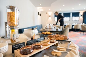 Free daily buffet breakfast  - Hôtel L’Aigle du Montana by Les Etincelles (Tignes)