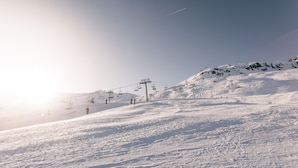 A snowy mountain slope with ski lifts and a clear sky. - Hôtel L’Aigle du Montana by Les Etincelles (Tignes)