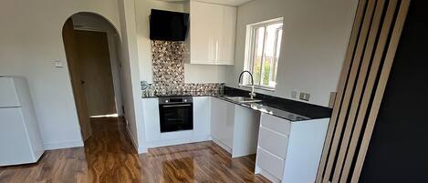 Kühlschrank, Ofen, Herdplatte, Wasserkocher