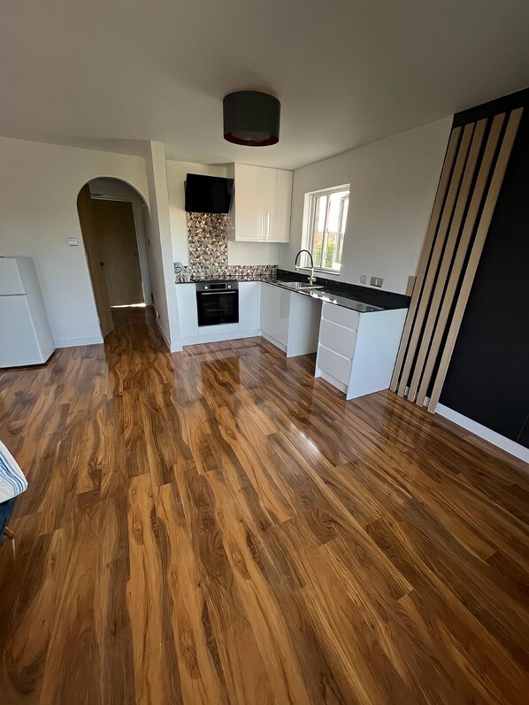 Fridge, oven, stovetop, electric kettle