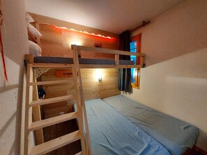 A bunk bed room with a ladder, a small window with curtains, and a sign on the wall. - Charming 2P, 5 Pers, Central La Plagne, Parking, Ski Locker (La Plagne-Tarentaise)