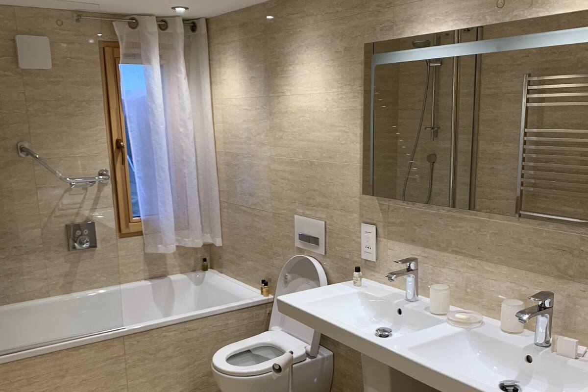 Deluxe Suite | Bathroom | Combined shower/tub, deep soaking tub, hydromassage showerhead