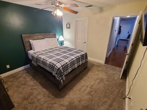 3 habitaciones, escritorio y tabla de planchar con plancha