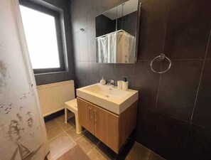 Shower, soap, shampoo - Colourful & spacious flat for 2 in West Amman! (Amman)