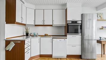 Køleskab, kogeplade, opvaskemaskine, kaffe-/temaskine