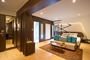 12-inch flat-screen TV with digital channels, TV - Premium Coco Hotel (Samut Prakan)