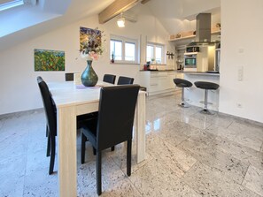 Dining - Quiet 4.5 room app. for 4, close to the center, garage (Böblingen)