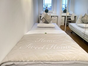 2 bedrooms, iron/ironing board, free WiFi, bed sheets - Quiet 4.5 room app. for 4, close to the center, garage (Böblingen)