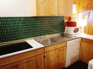 Kylskåp, mikrovågsugn, ugn och diskmaskin