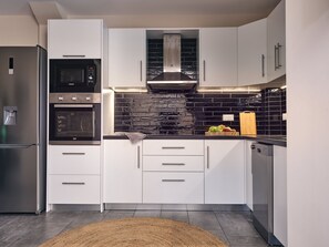 Kühlschrank, Mikrowelle, Ofen, Herdplatte