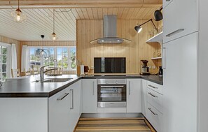 Køleskab, kogeplade, opvaskemaskine, kaffe-/temaskine