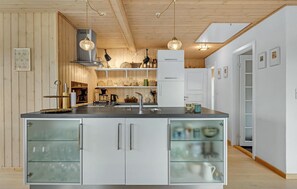 ثلاجة، موقد طهي مسطح، غسالة أطباق، ماكينة لصنع القهوة/الشاي