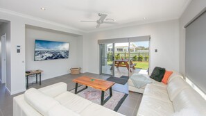 Smart TV - Surf and Dunes (Yamba)