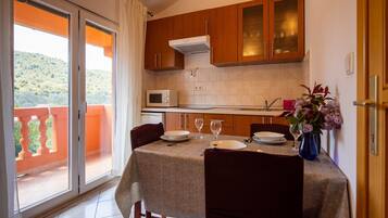 Apartment (One Bedroom Apartment with Balcony) | Dining room