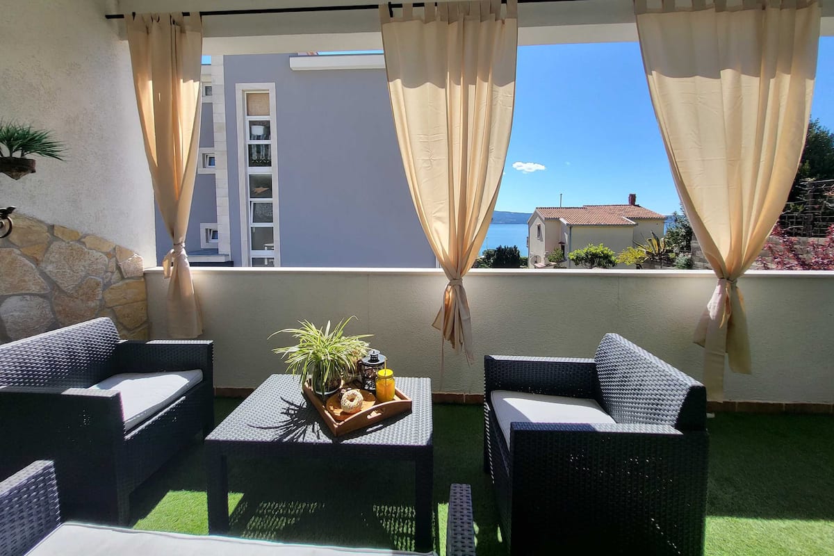 Departamento (One Bedroom Apartment with Balcony an) | Balcón