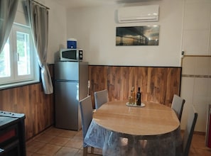 Hus (Two Bedroom Holiday Home with Terrace) | Spisestue