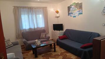 Huis (Two Bedroom Holiday Home with Terrace) | Woonkamer | Een televisie