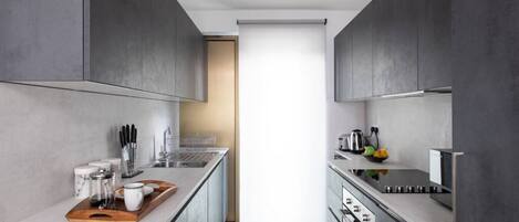 Køleskab, mikrobølgeovn, ovn, kogeplade